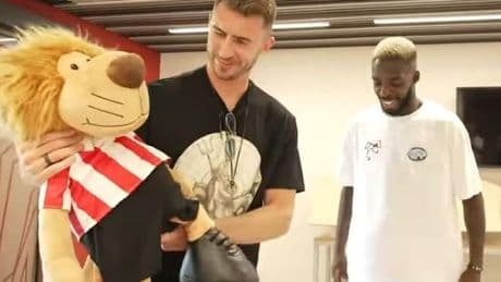 El emotivo vídeo entre Laporte y Williams con un león de peluche que emociona al athleticzale