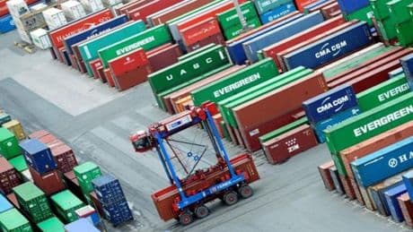 Usa, deficit commerciale più che dimezzato in aprile per dazi