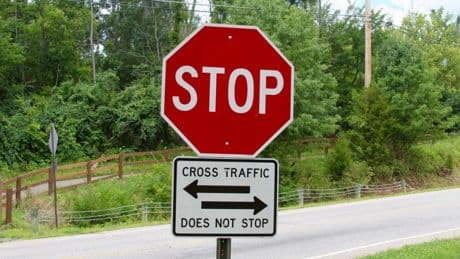 Una española que vive en Estados Unidos explica la regla de los cuatro stops: “En España esto no se hace”