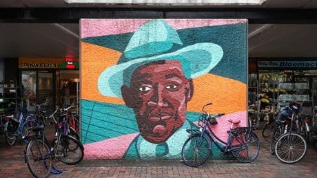 Akwasi is teleurgesteld in Nederland, zo blijkt uit zijn dagboek waarin Anton de Kom zijn grote voorbeeld is