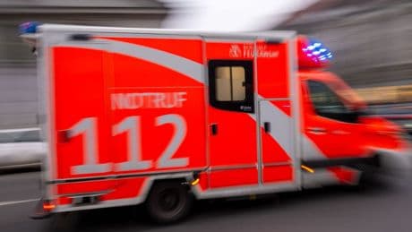 Tödlicher Verkehrsunfall: 56-Jähriger kracht mit Auto gegen Baum und stirbt