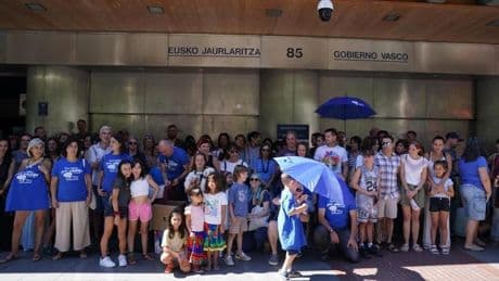 El retraso de una subvención del Gobierno vasco lleva «al límite» a 200 familias de un colegio de Gueñes