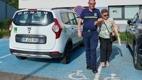 « J’ai décidé de prendre soin des autres » : en tournée à bord d’un véhicule sanitaire léger