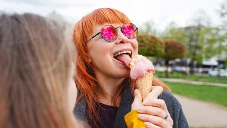 Beißen, lecken oder knabbern?  - Wie Sie Ihr Eis essen, zeigt, wer Sie sind