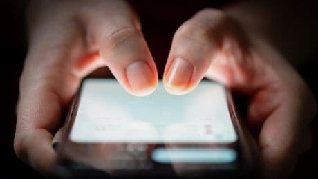 Por qué los expertos aconsejan apagar el móvil 5 minutos al día para evitar ciberataques