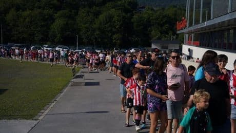 Largas colas en Lezama antes del entrenamiento a puerta abierta del Athletic