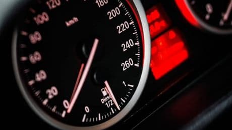 Vacanze 2025 in auto: cosa si rischia con gomme lisce o revisione scaduta