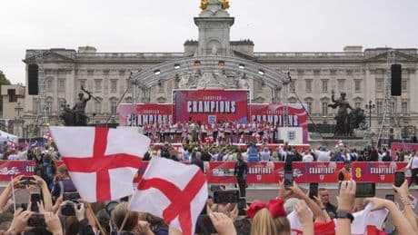 Las 'Leonas' celebran ante el palacio de Buckingham la victoria en la Eurocopa