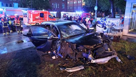 Ampel in Hamburg gerammt - 6 Verletzte! Auto fliegt über Fußweg
