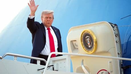 Donald Trump s'envole pour l'Alaska où il doit rencontrer Vladimir Poutine lors d'un sommet