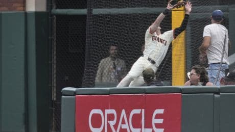 Giants’ Mike Yastrzemski goes all-out to make otherworldly catch