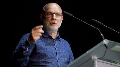 Brian Eno convoca a los artistas a un multitudinario concierto benéfico en el Wembley Arena por Palestina