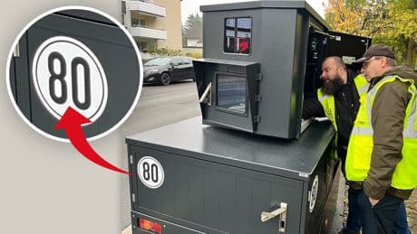 Ist dieser Aufkleber schuld? - Fahrer behauptet: Auto gibt vor Blitzer einfach Gas
