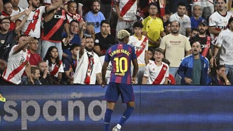 Escándalo en Vallecas: no funciona el VAR y el Barcelona se aprovecha de un penalti inexistente