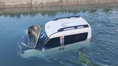 Adana'da aracıyla sulama kanalına uçan şahıs yardımları reddetti