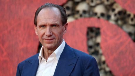 Ralph Fiennes geeft nieuwe Voldemort-acteur advies: ’Struikel niet over je cape’