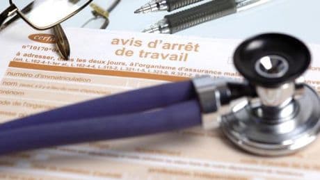 Arrêts maladie : les pistes du gouvernement inquiètent syndicats et patronat