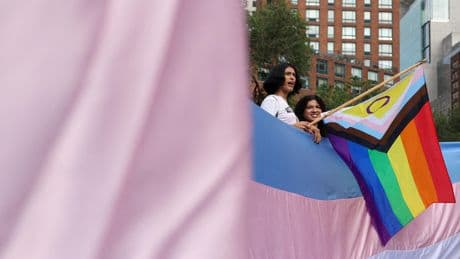 États-Unis : une quinzaine d’États démocrates poursuit l'administration Trump, qui veut interdire les traitements de transition aux mineurs transgenres