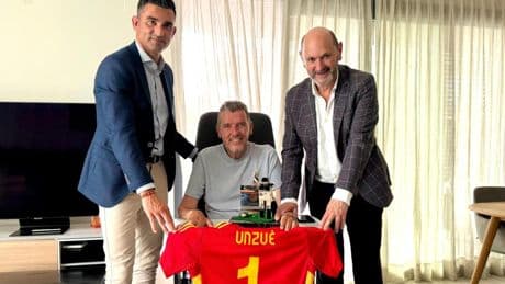 Juan Carlos Unzué, distinguido con el premio de la RFEF 'Banquillo de Platino'