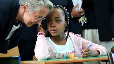 Elisabeth Borne fait sa rentrée, dans un contexte politique incertain