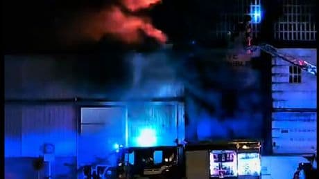 Tres heridos por fuerte inhalación de humo en el incendio de un pabellón abandonado de Sestao