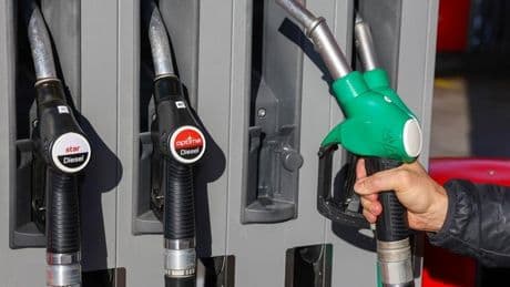 Los precios del diésel y la gasolina rompen cinco semanas de bajadas y suben un 0,2%