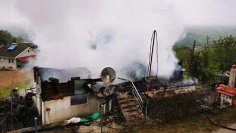 Sinop'ta ahşap ev yanarak kullanılamaz hale geldi