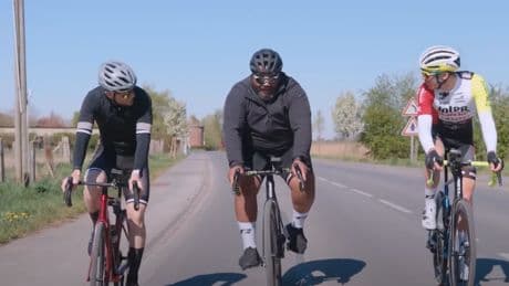 Paris-Roubaix : quand l’ancienne star du rugby Mathieu Bastareaud s’essaye sur le mythique tracé (en vidéo)