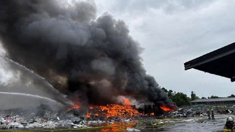 Warnung an Anwohner - Großbrand in Industriegebiet in  Schifferstadt