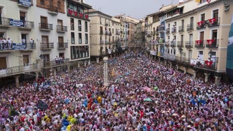 Noche de caos en Teruel: varias peleas, un detenido por tocamientos y agresión a un agente y una joven drogada