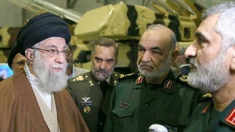 Iran, escalation o accordo? Il dilemma di Khamenei che perde i consiglieri (pronti a scappare)
