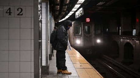 Poussé sur les rails du métro de New York, un homme parvient à remonter sur le quai juste avant le passage d'un train