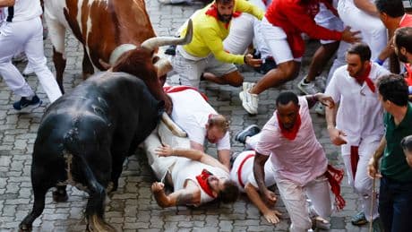 Peligroso segundo encierro de San Fermín: más de cinco minutos de carrera dejan un herido por asta de toro