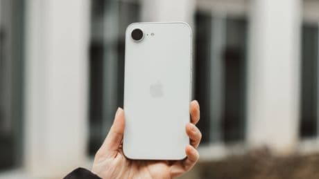 Apple ha descubierto la pólvora con el iPhone 16e. Así que ha puesto en marcha la maquinaria para replicar su éxito, según Gurman