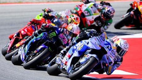 Una caída de Álex deja en bandeja la decimoquinta victoria de Marc Márquez al 'sprint'