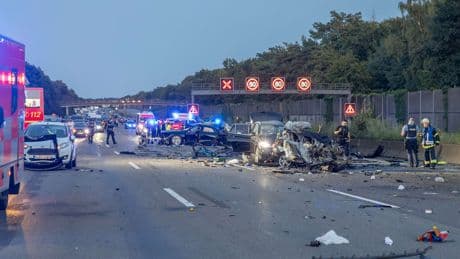 Acht Autos krachten ineinander - Drei Tote bei Massencrash auf A3