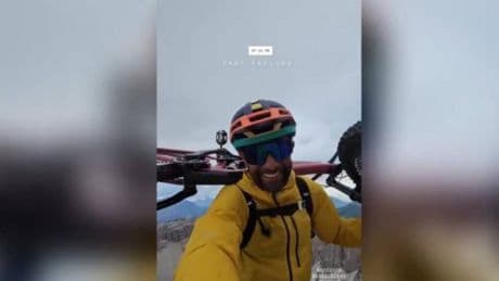 Muere Andreas Tonelli, influencer italiano de ciclismo extremo tras sufrir una caída en un barranco en Val Gardena