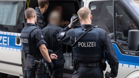 Razzia in Lübtheen: Scharfe Waffen entdeckt – AfD-Politiker verwickelt?