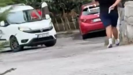 İstanbul'da güpegündüz dehşet! Silahını saklayıp araca yaklaştı!