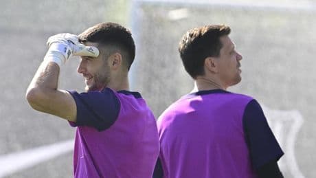 Joan Garcia sería inscrito con el 80% del sueldo de Ter Stegen y Szczesny esperaría