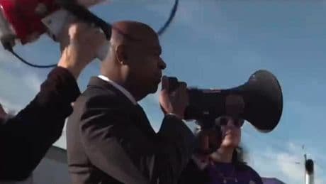 Mayor of Newark released after arrest at immigration detention center