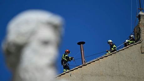 Vatican : la cheminée installée sur la chapelle Sixtine en vue du conclave