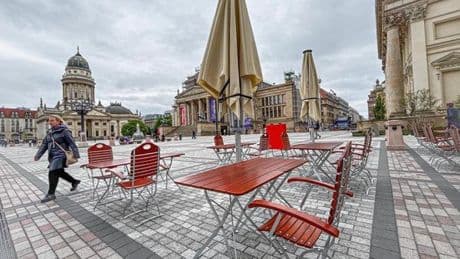 Aufatmen am Gendarmenmarkt: Schirm-Drama endet mit Erlösung