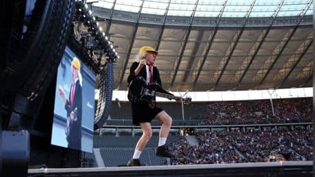 AC/DC rocken das Olympiastadion: Angus Young beeindruckt die Fans in Berlin