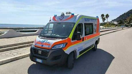Bimbo cade in un pozzo di 4 metri vicino la spiaggia, salvato dal padre: «Nella zona pericolo non segnalato»