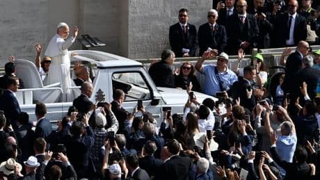 DIRECT. Pape Léon XIV: premier bain de foule en papamobile pour le souverain pontife place Saint-Pierre