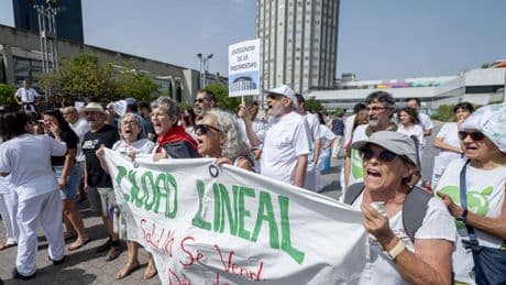 Los sanitarios de La Paz se plantan en una huelga simbólica: "Lo hacemos por desesperación"