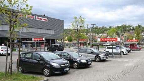 Frau vor Tübinger Supermarkt überfallen - Polizei jagt Entführer mit Phantombild