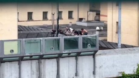 Genova, rivolta in corso al carcere Marassi: 200 detenuti coinvolti