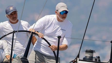 Spaanse koning Felipe ontsnapt op nippertje aan ongeluk tijdens zeiltraining